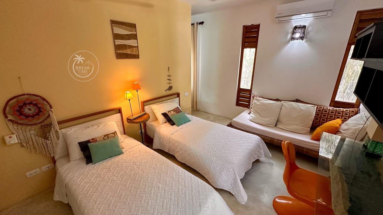 Habitación con dos camas y sofá cama