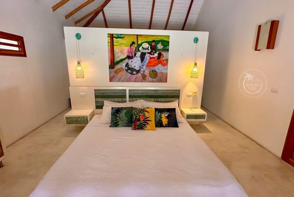 Dormitorio moderno con cama blanca y mural colorido
