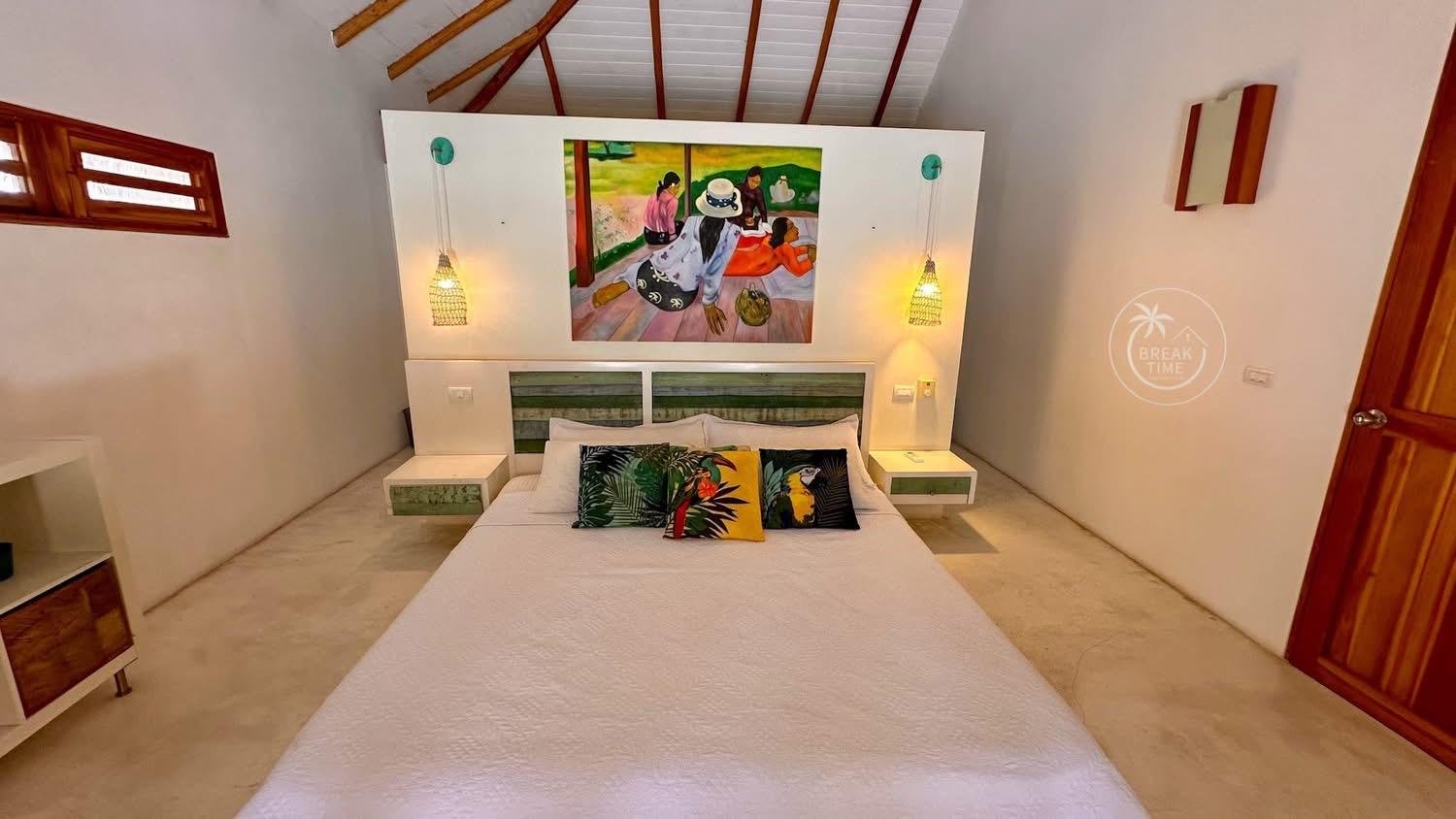 Dormitorio moderno con cama blanca y mural colorido