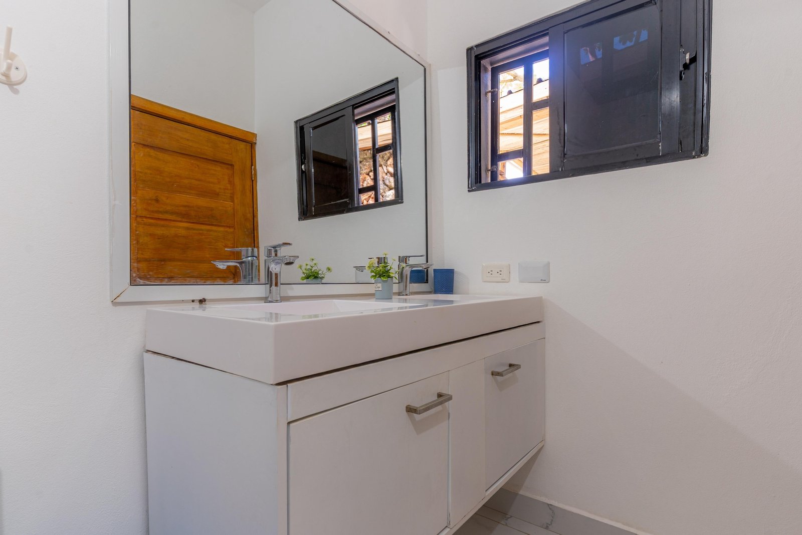 Baño moderno con lavabo y espejo grande