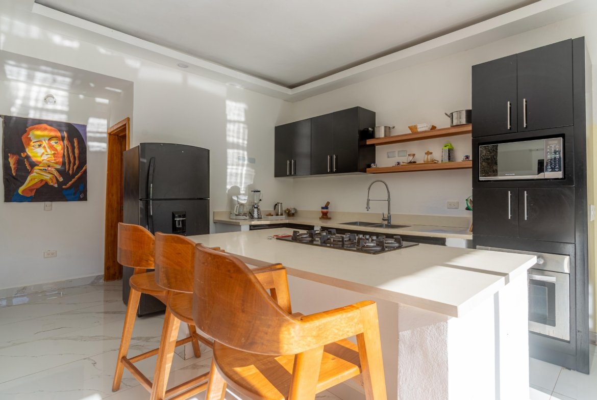 Cocina moderna con isla y taburetes de madera