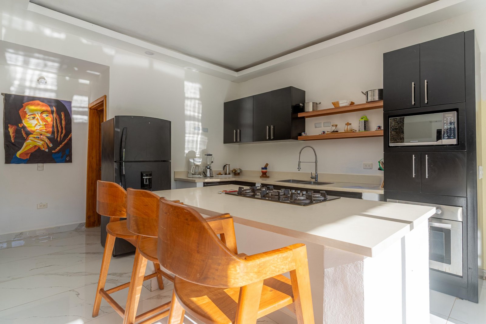 Cocina moderna con isla y taburetes de madera