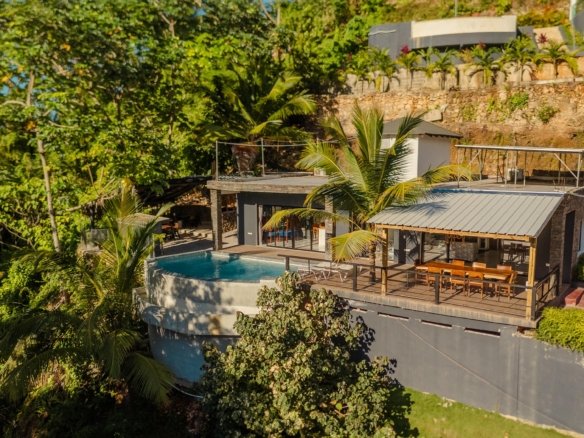 Villa moderne avec piscine à débordement dans la jungle