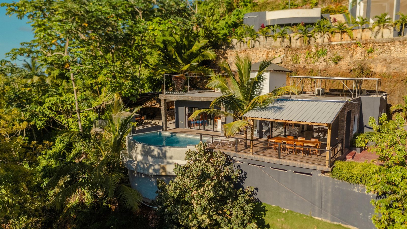 Villa moderne avec piscine à débordement dans la jungle