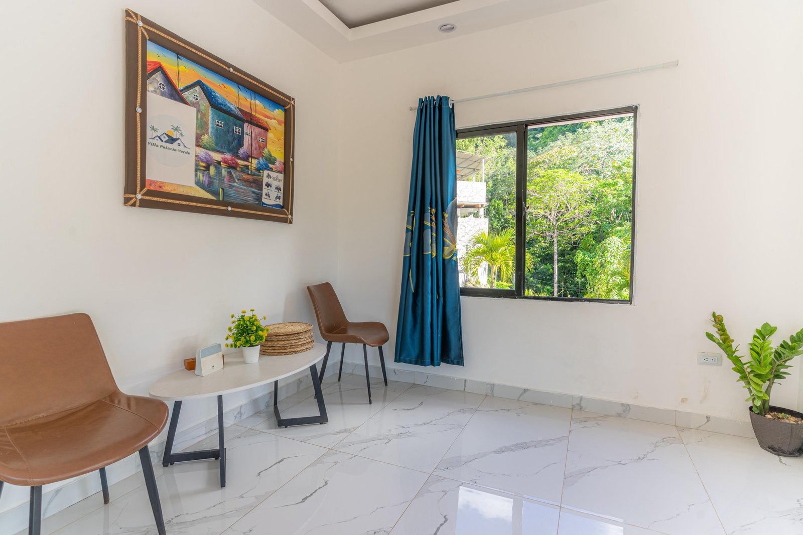 Sala luminosa con sillas y ventana al jardín