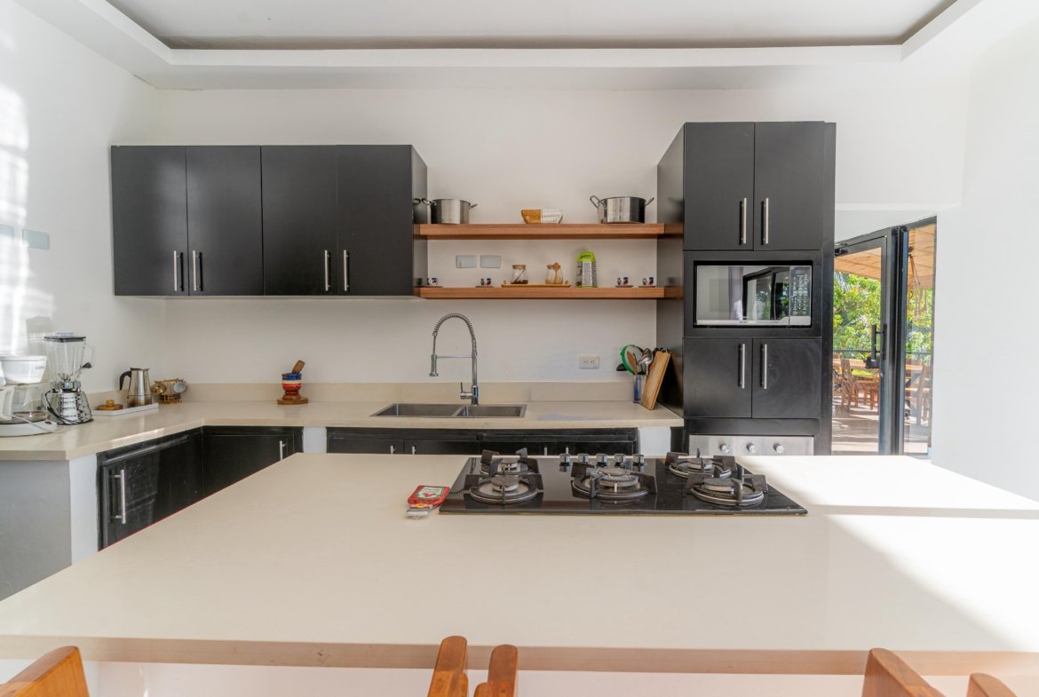 Cocina moderna con isla y armarios negros