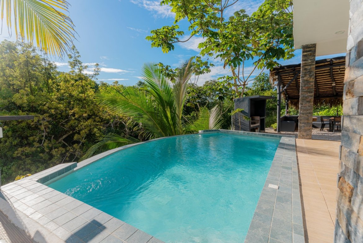Piscina privada con vistas a selva tropical