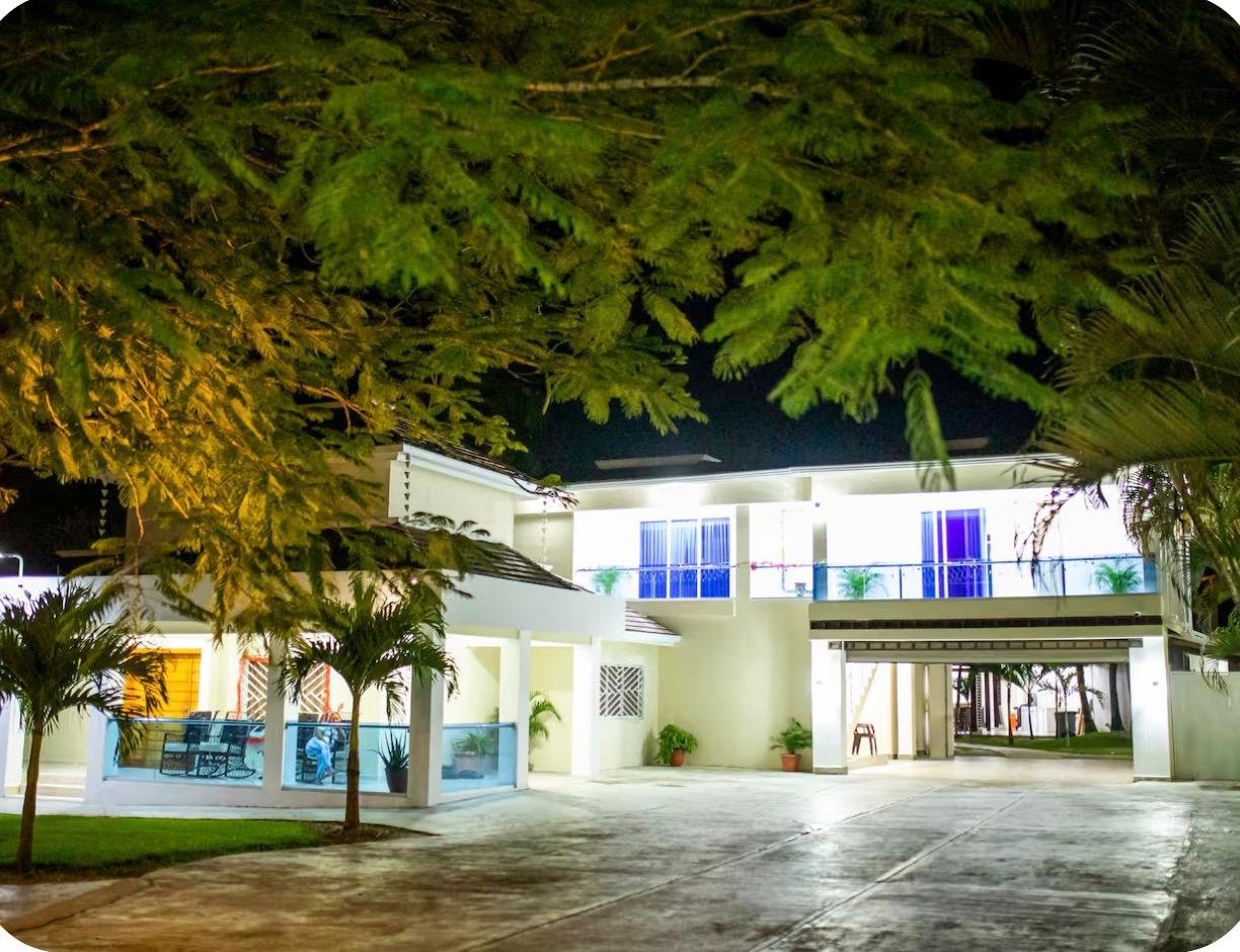 Casa moderna iluminada de noche con jardín