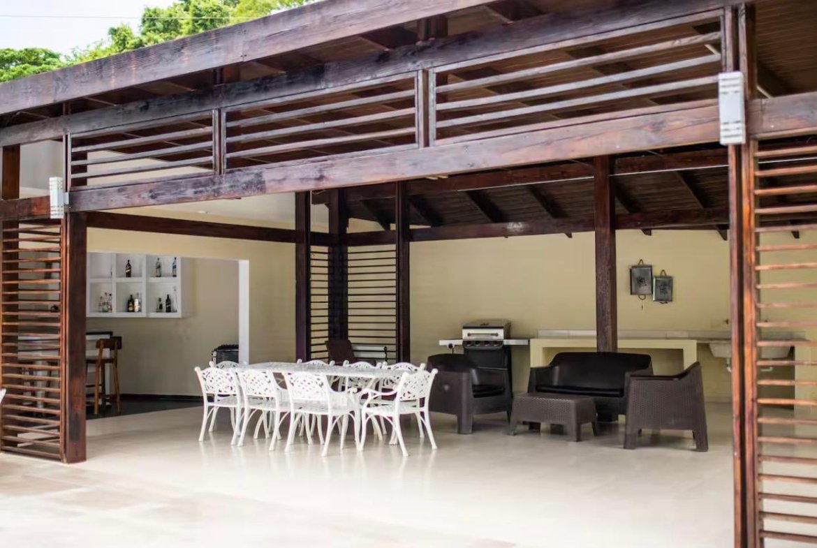 Porche cubierto con comedor y zona de barbacoa
