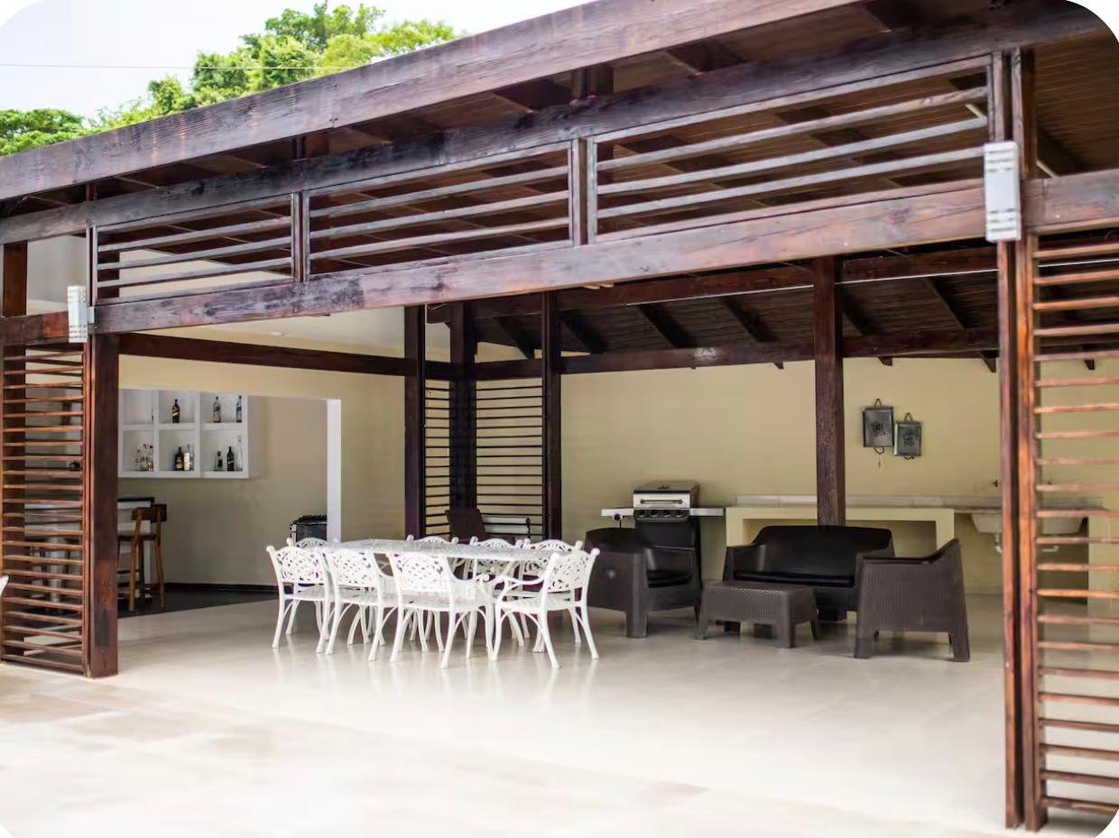 Porche cubierto con comedor y zona de barbacoa