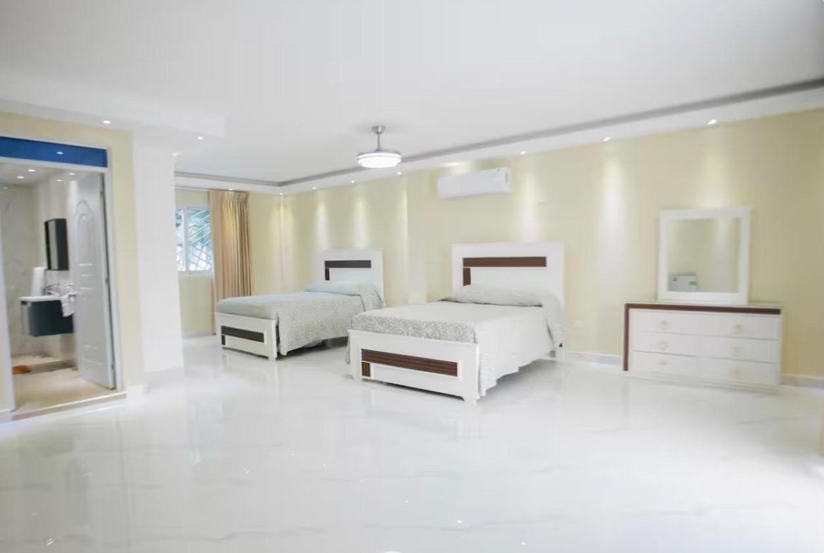 Dormitorio amplio y moderno con dos camas
