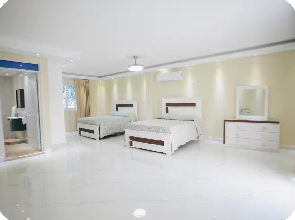 Dormitorio amplio y moderno con dos camas