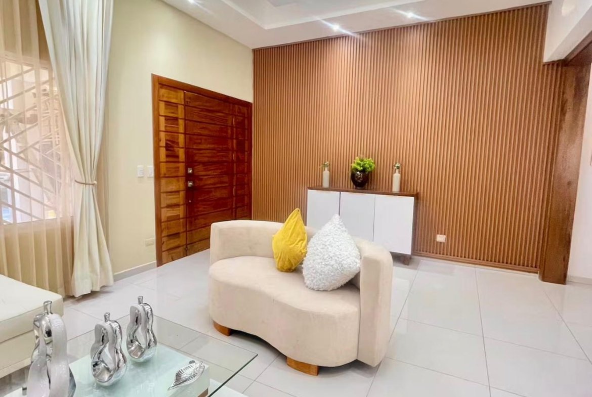 Salón moderno con sofá beige y pared de madera