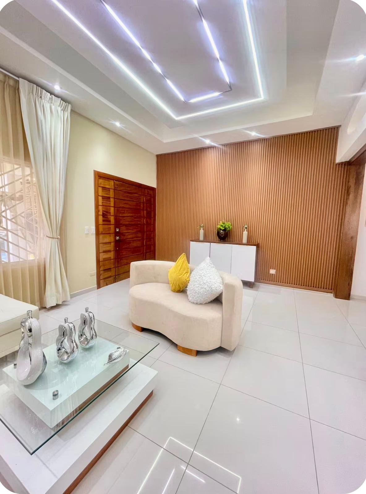 Salón moderno con sofá beige y pared de madera