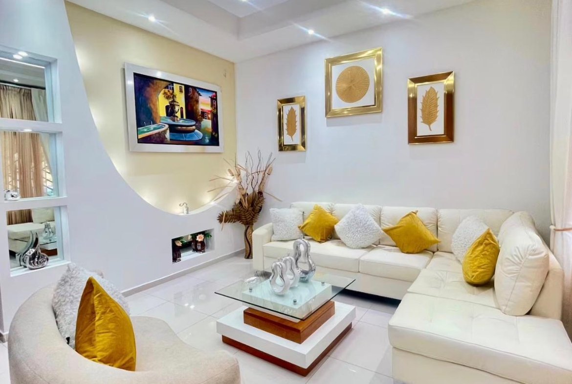 Salón moderno blanco con sofá y luces LED