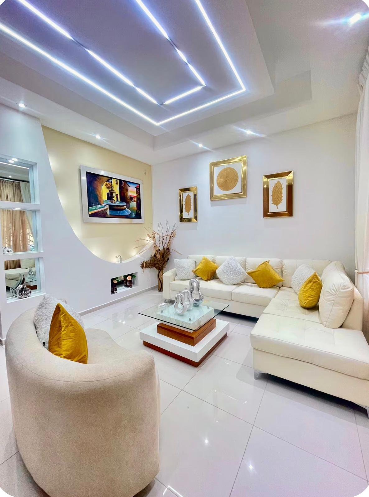 Salón moderno blanco con sofá y luces LED