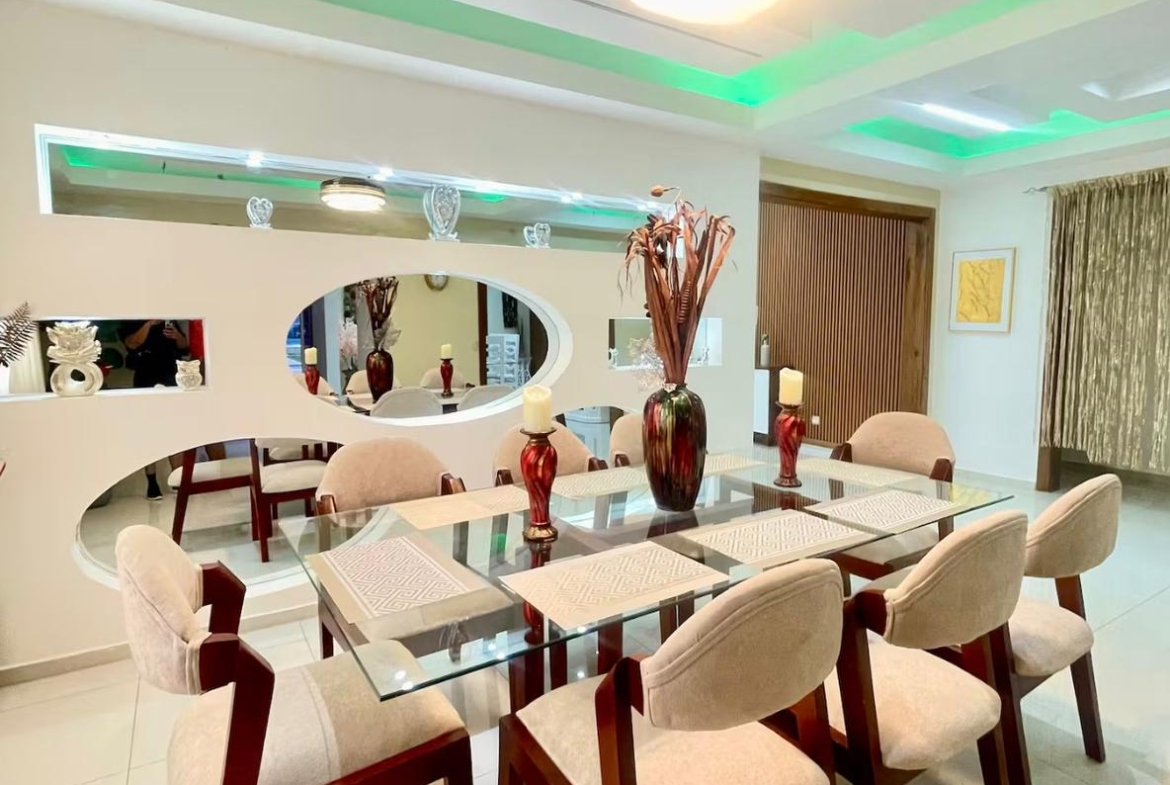 Comedor moderno con mesa de cristal y seis sillas