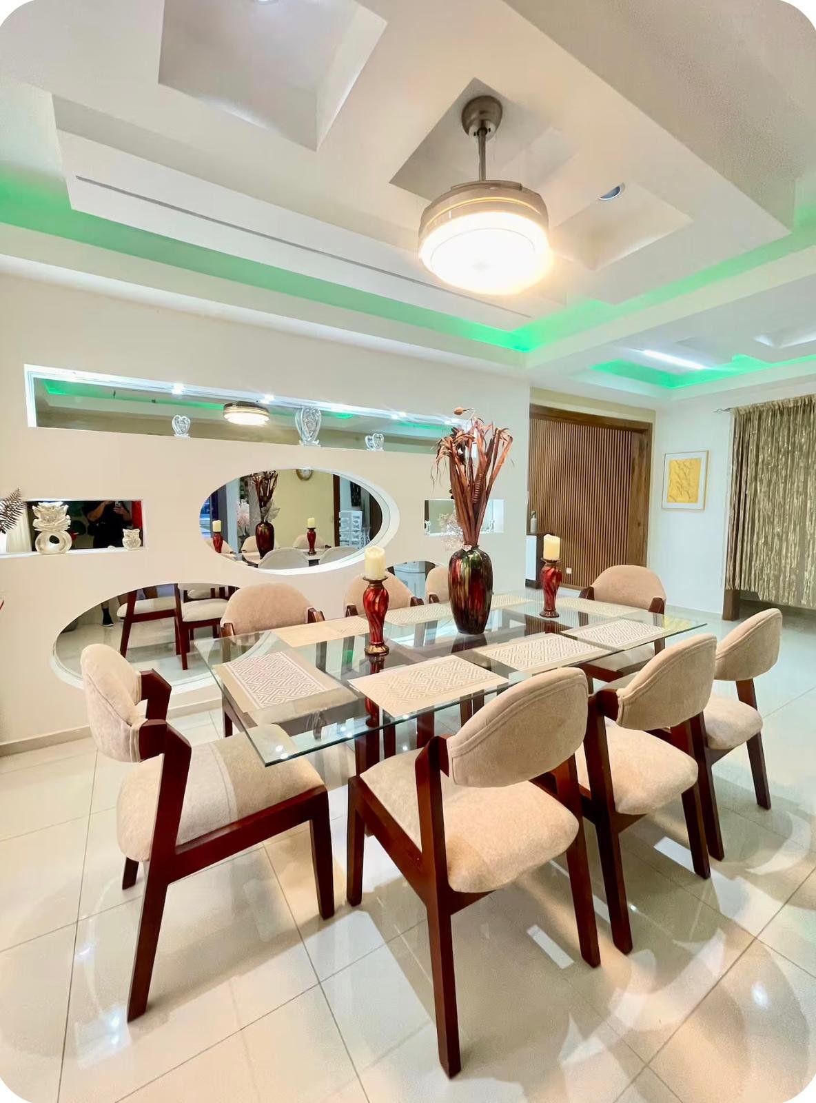 Comedor moderno con mesa de cristal y seis sillas