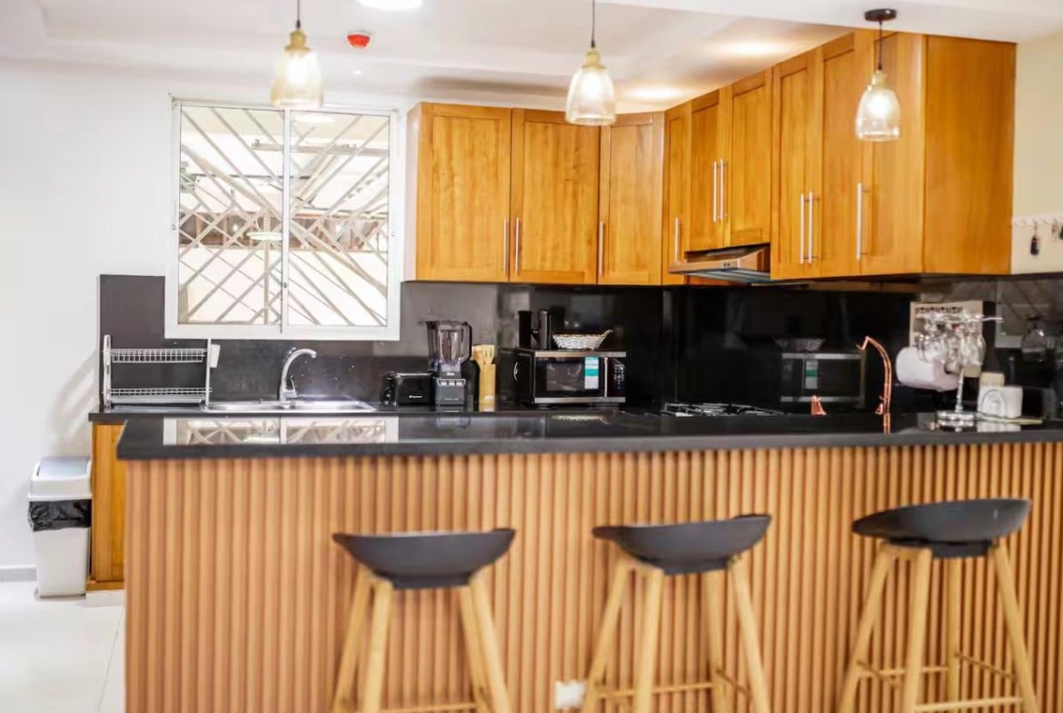 Cocina moderna con isla y taburetes de madera