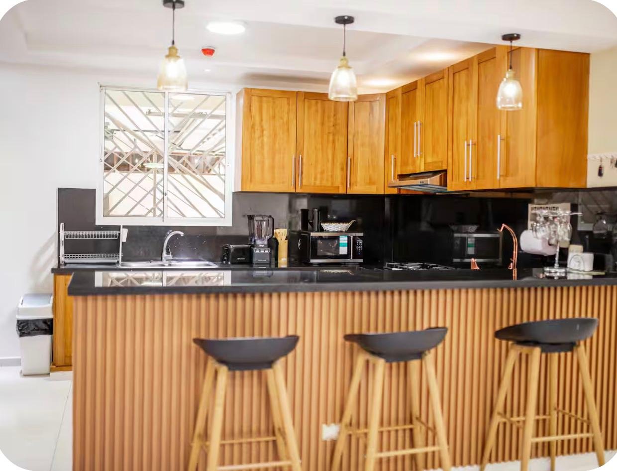 Cocina moderna con isla y taburetes de madera