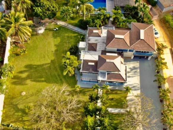 Vue aérienne d’une villa tropicale avec piscine