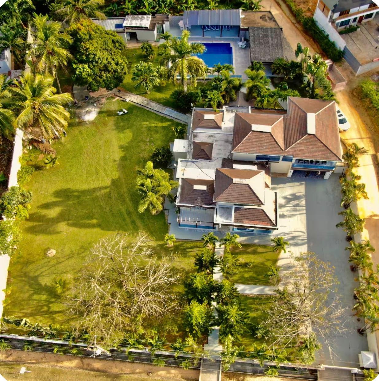 Vue aérienne d’une villa tropicale avec piscine
