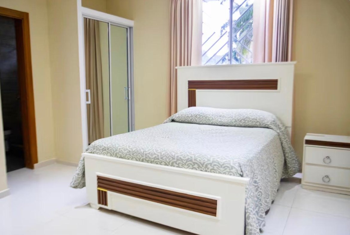 Dormitorio luminoso con cama doble y armario