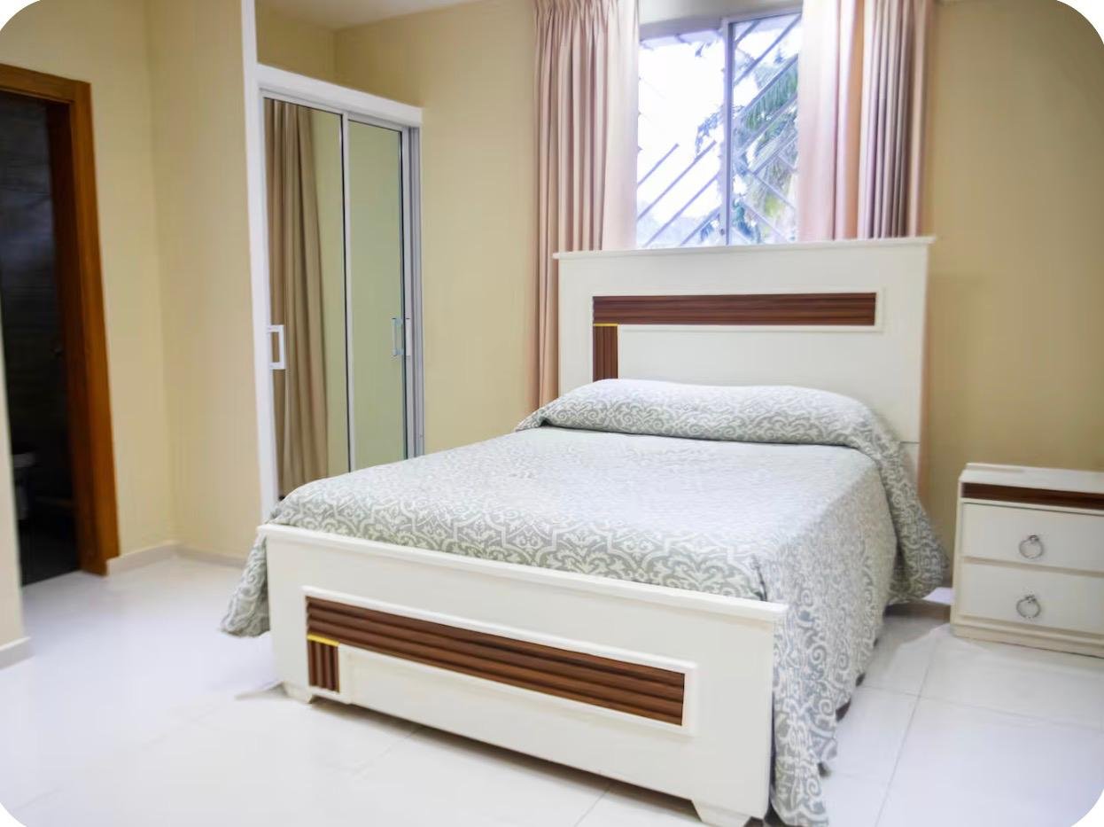 Dormitorio luminoso con cama doble y armario