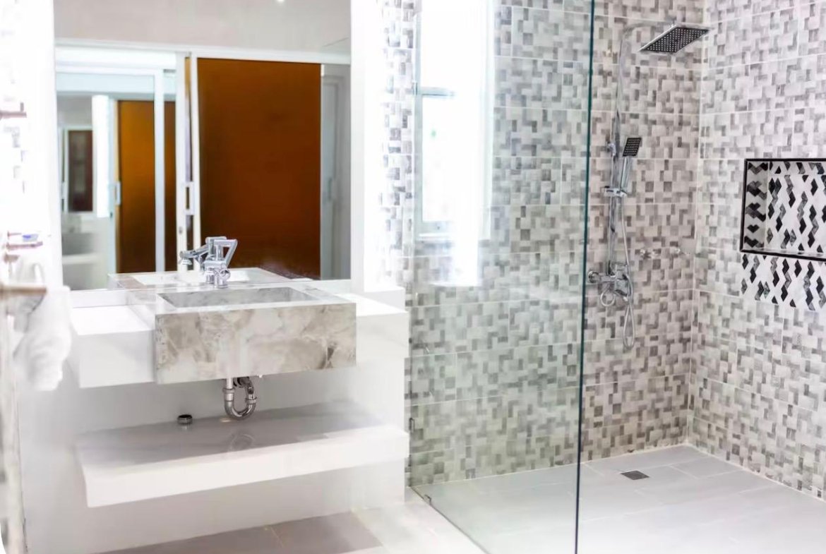 Baño moderno con ducha de vidrio y lavabo