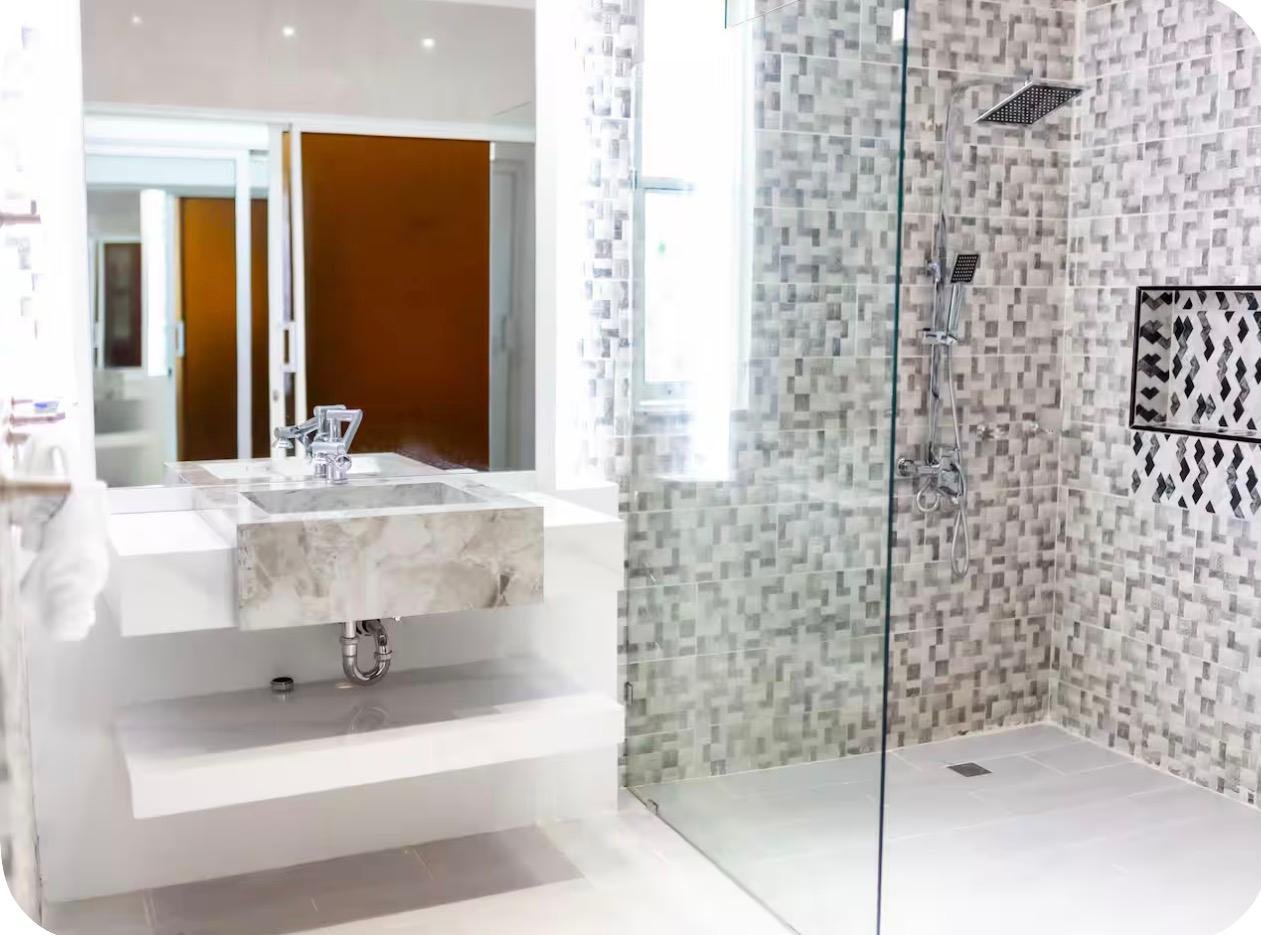Baño moderno con ducha de vidrio y lavabo