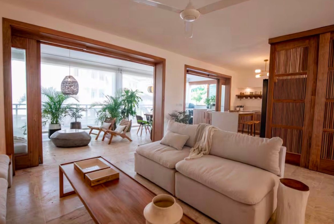 Salón moderno con terraza y decoración natural