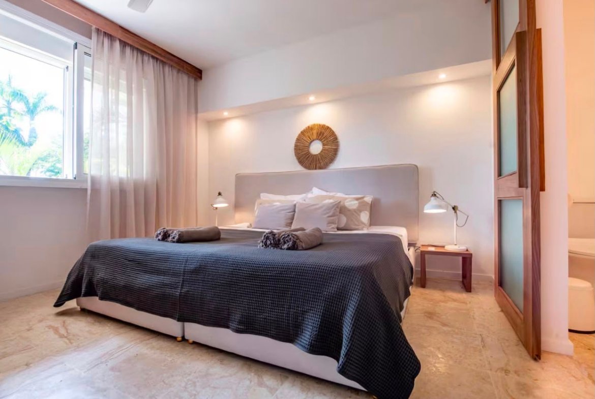 Dormitorio moderno con cama grande y decoración minimalista