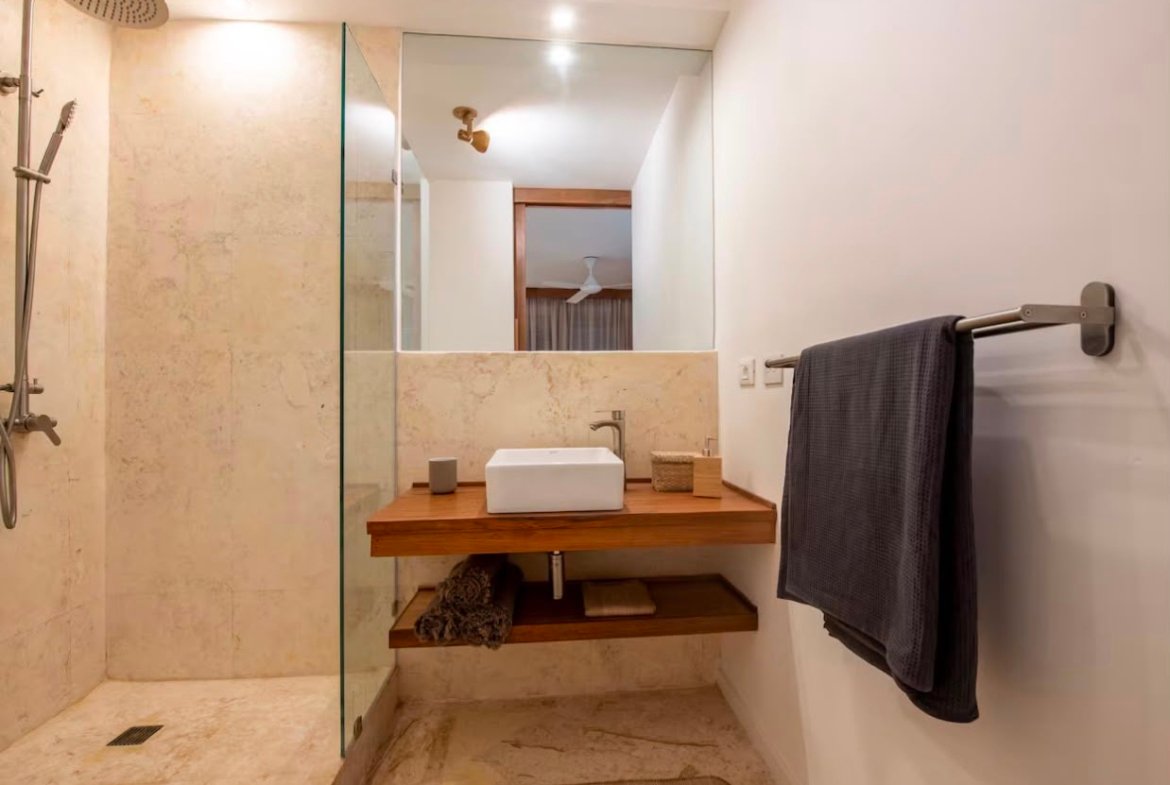 Baño moderno con ducha y lavabo de madera