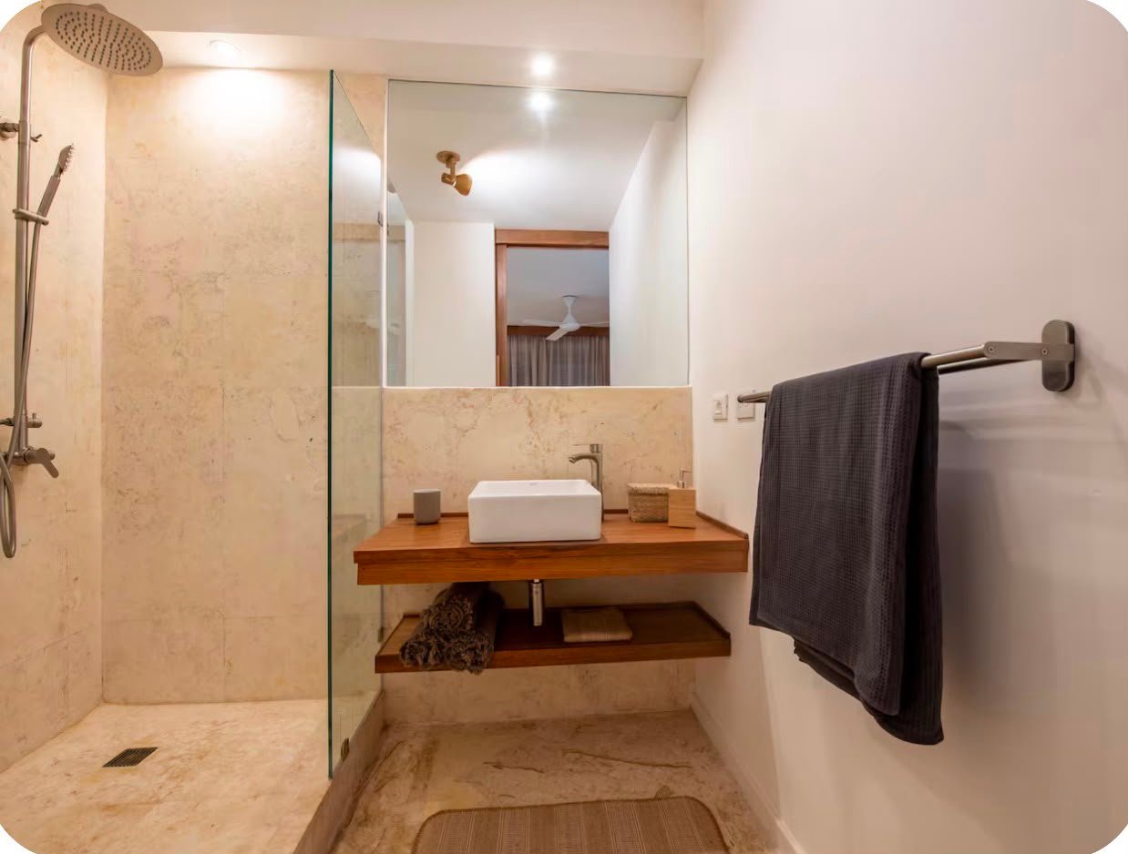 Apartamento A Popi (12) Baño moderno con ducha y lavabo de madera
