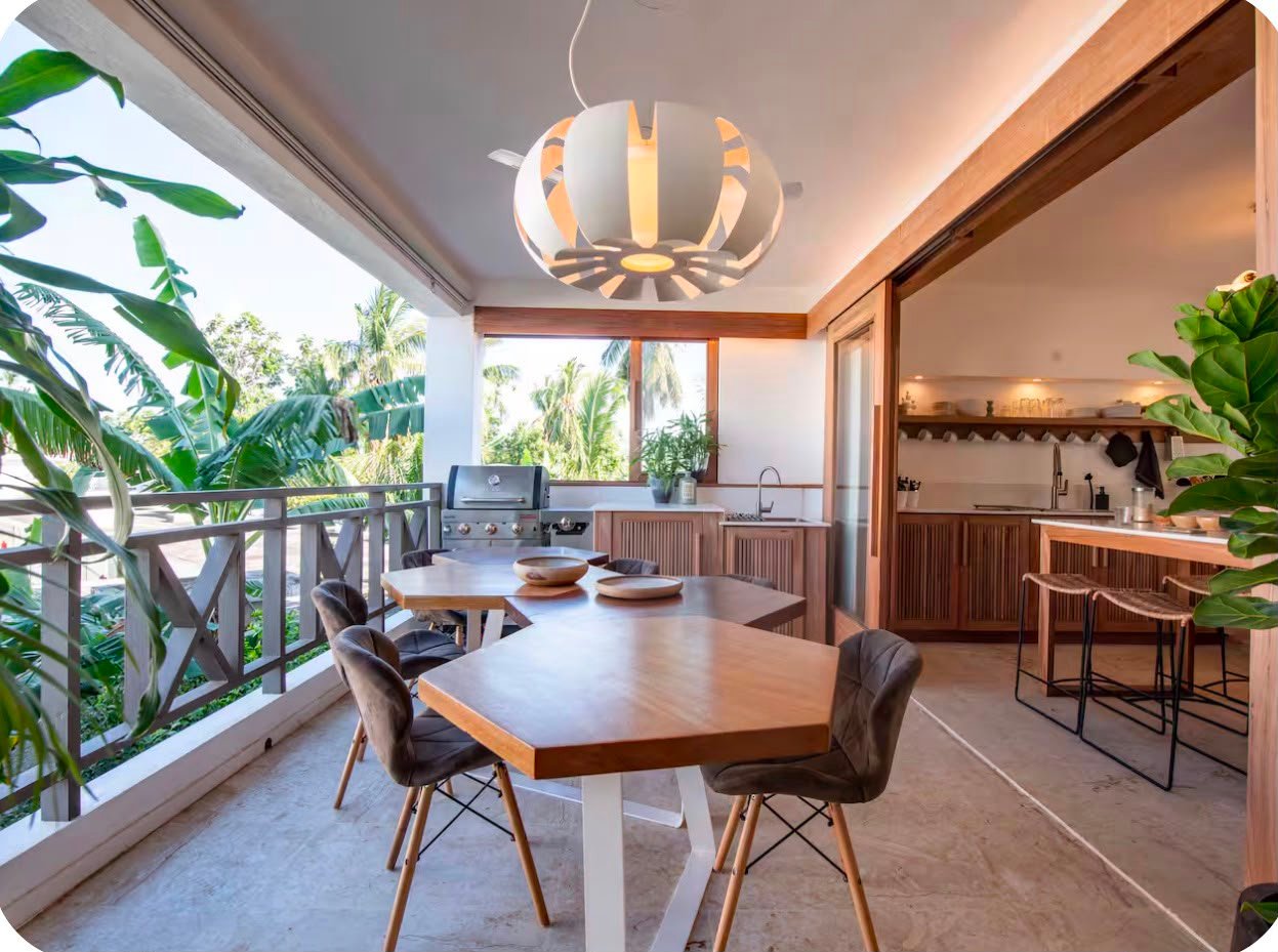 Appartamento A Popi (13) Terrazza moderna con zona pranzo e cucina esterna