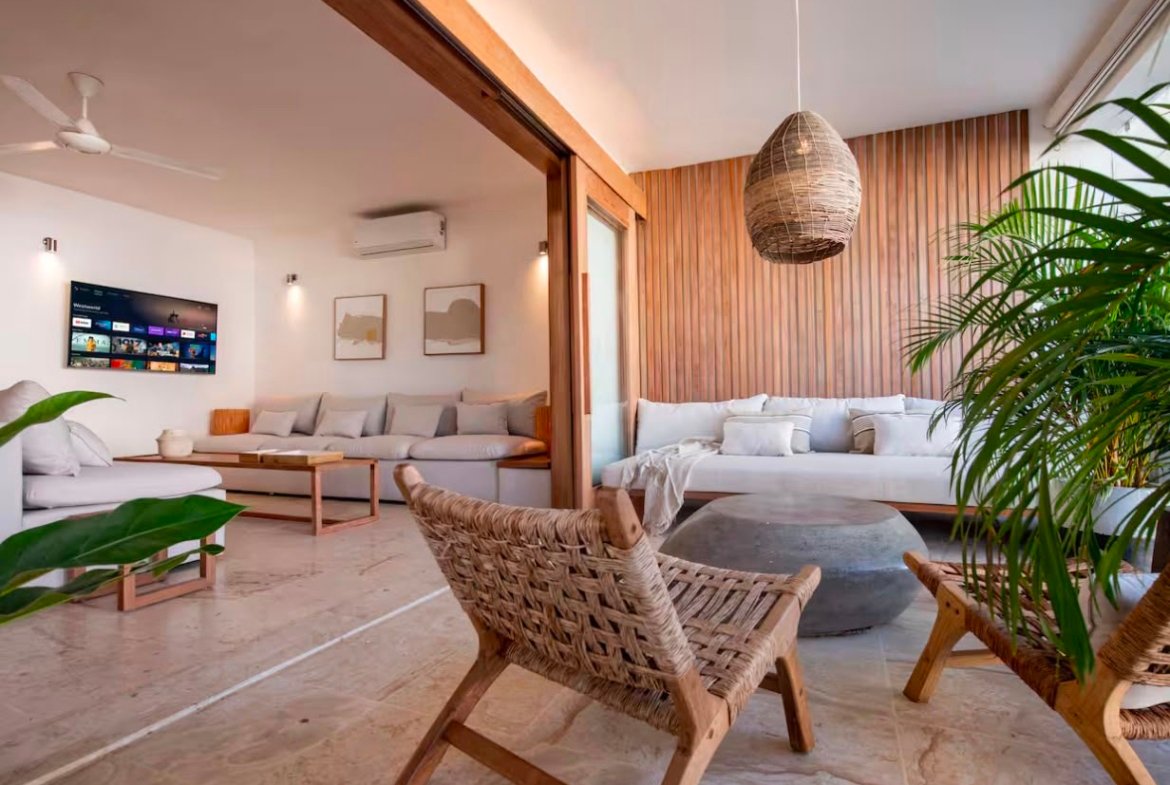 Salón moderno con muebles de madera y fibras naturales