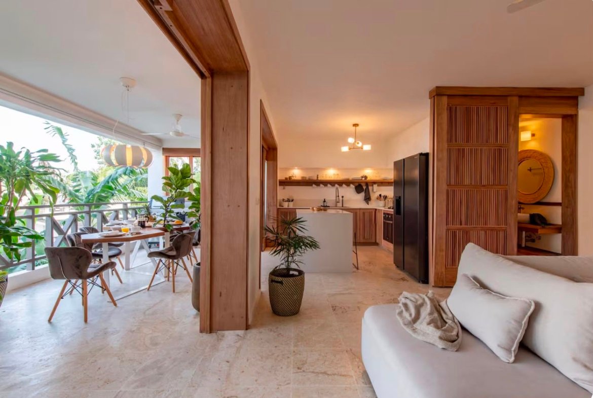 Salón y cocina modernos con terraza luminosa