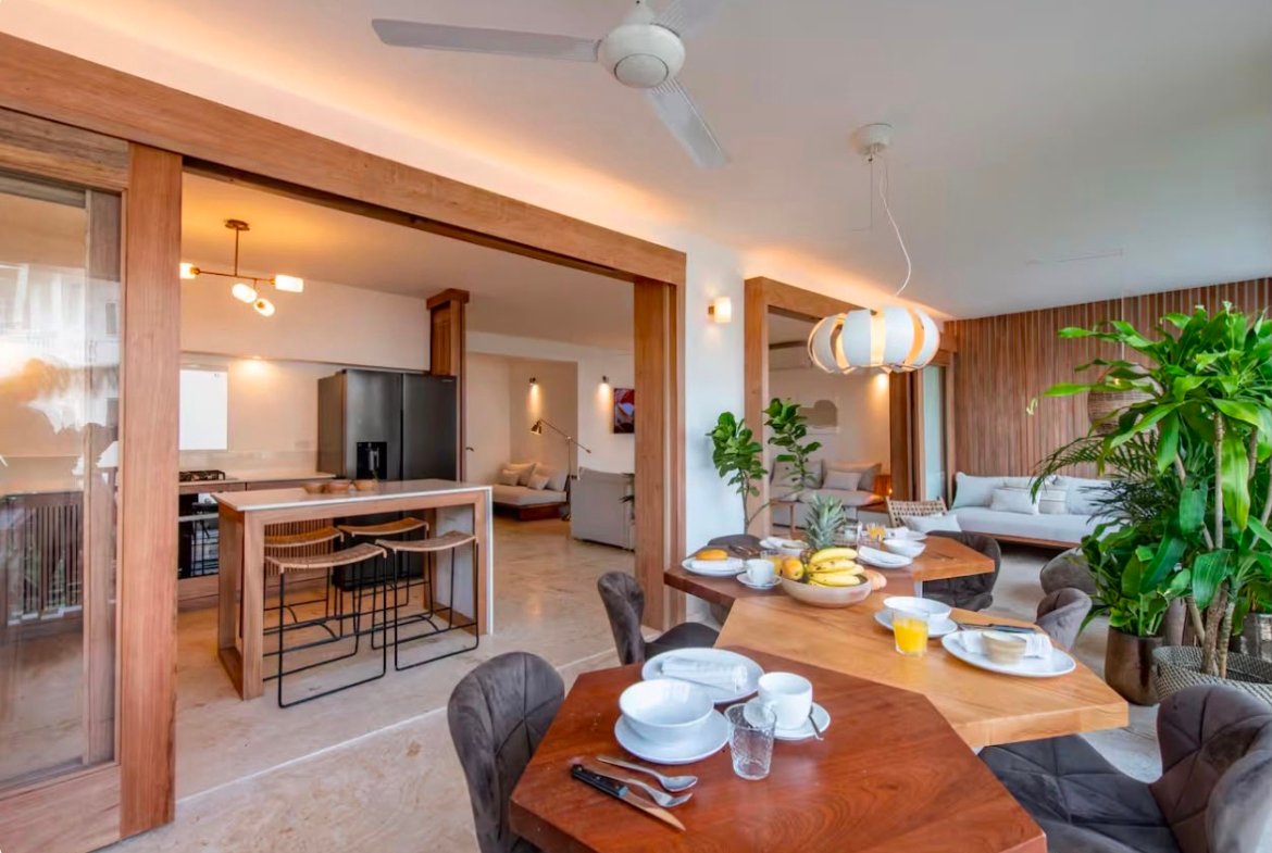 Comedor moderno con cocina abierta y decoración madera