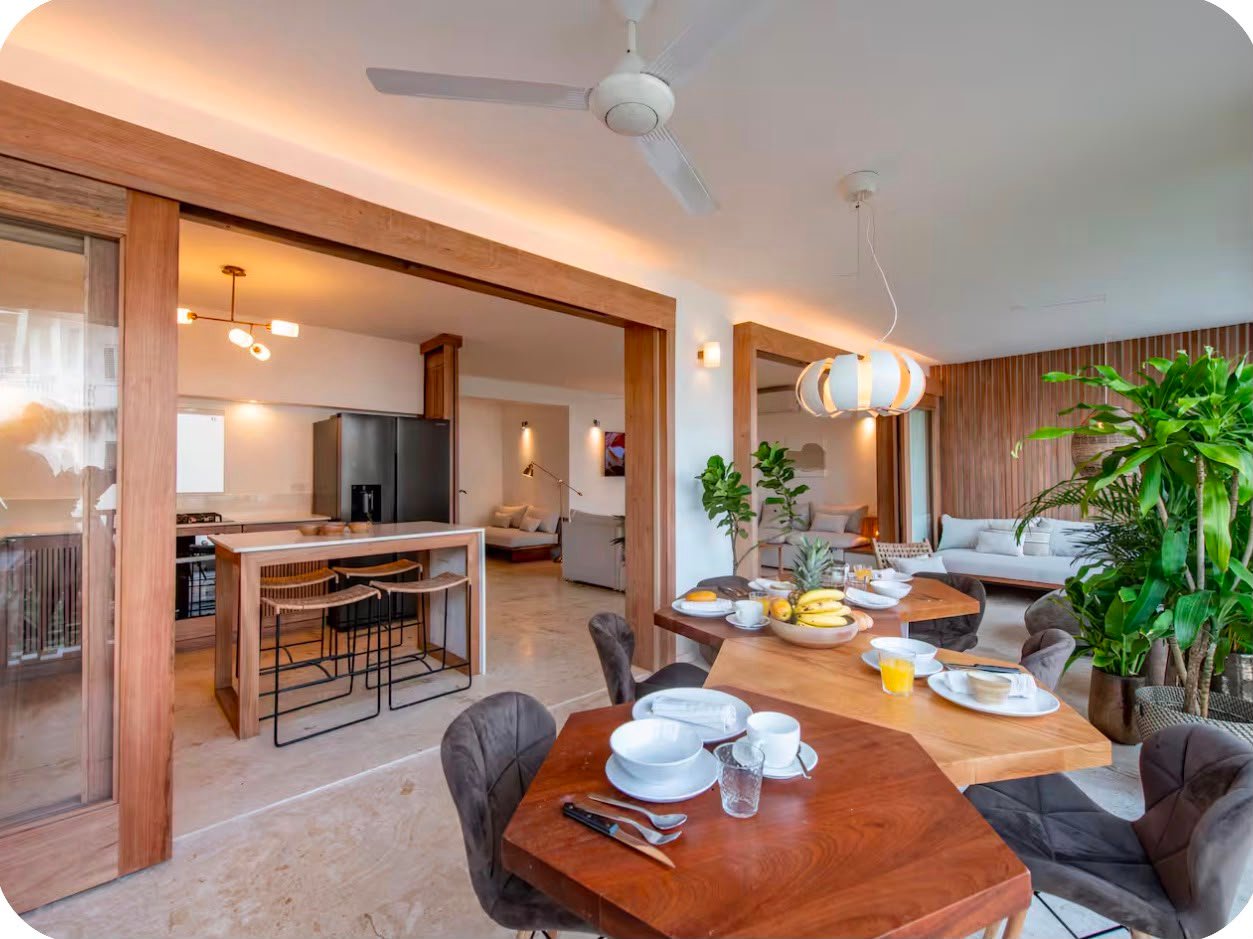 Apartamento A Popi (5) Comedor moderno con cocina abierta y decoración madera