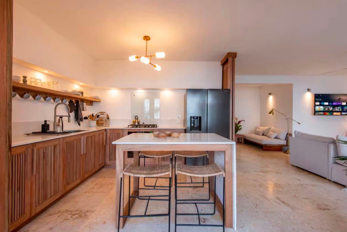 Cocina moderna abierta con isla y salón integrado