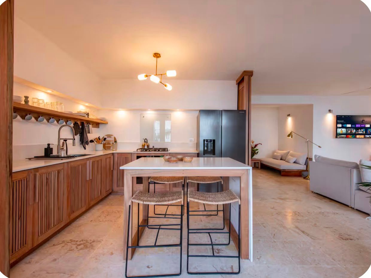 Apartamento A Popi (6) Cocina moderna abierta con isla y salón integrado