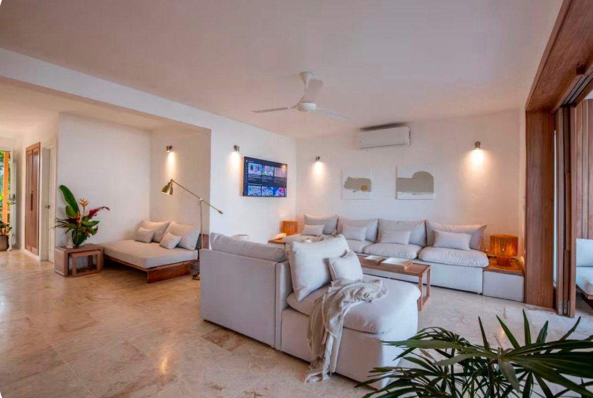 Salón moderno luminoso con sofás blancos y decoración minimalista