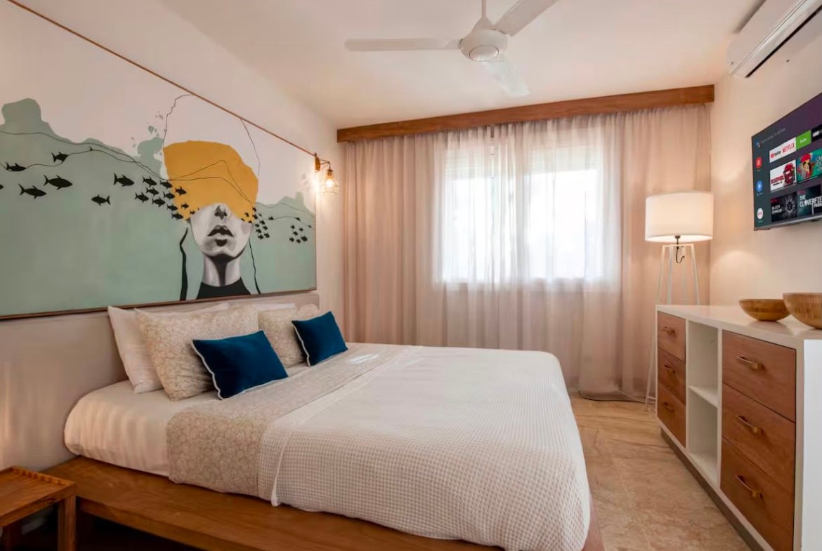 Dormitorio moderno con mural artístico y cama doble