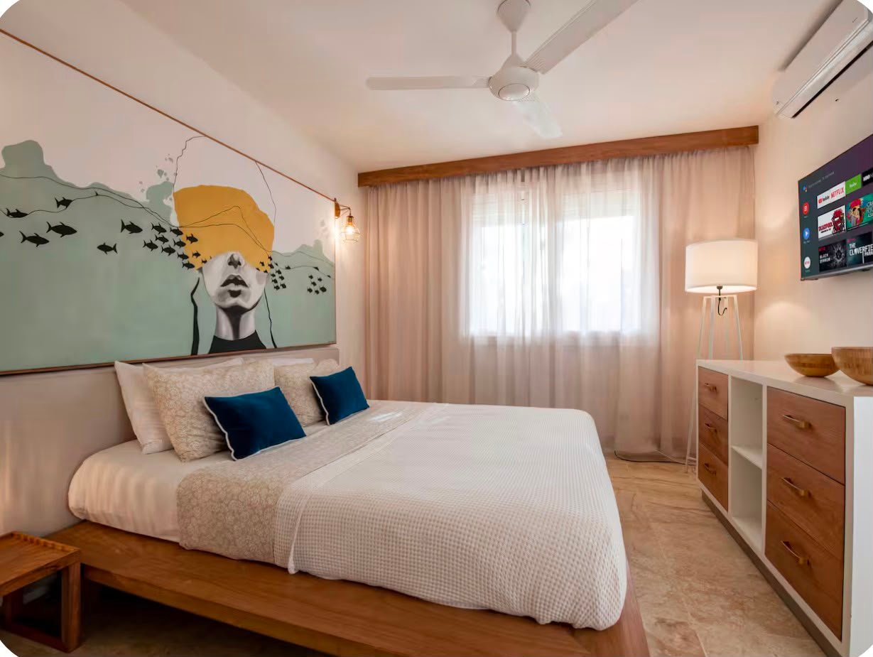 Apartamento A Popi (8) Dormitorio moderno con mural artístico y cama doble
