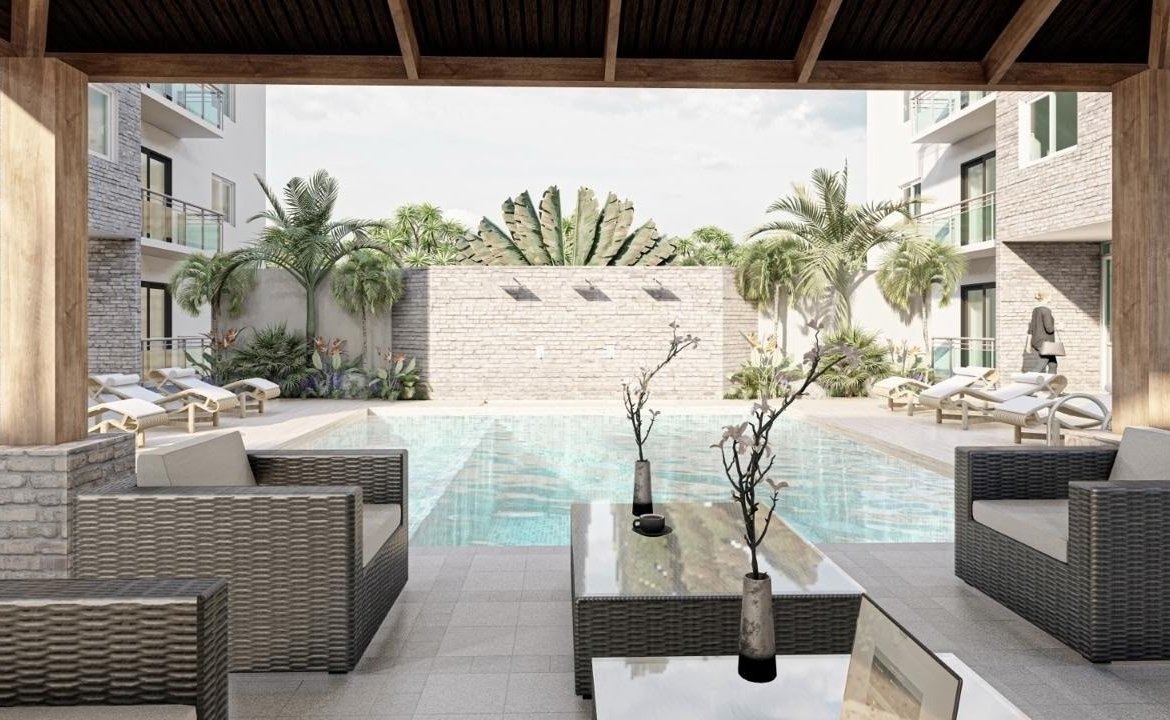 Piscina moderna en patio interior con palmeras