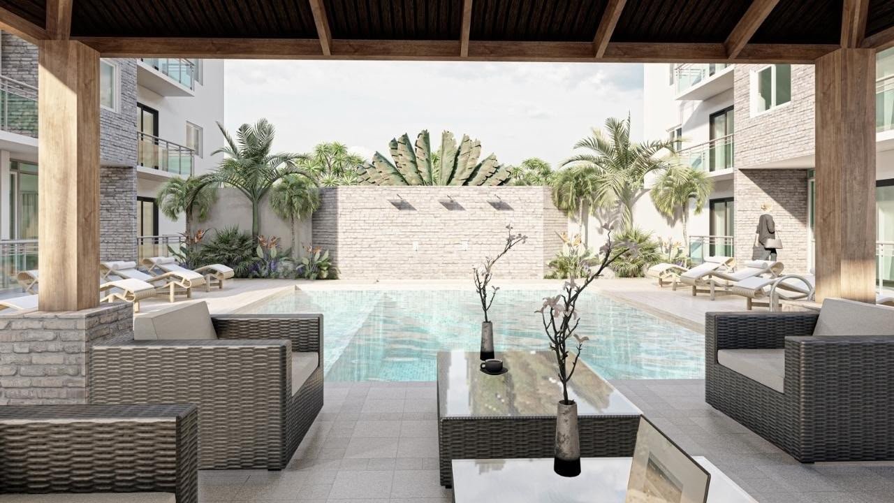 Piscina moderna en patio interior con palmeras