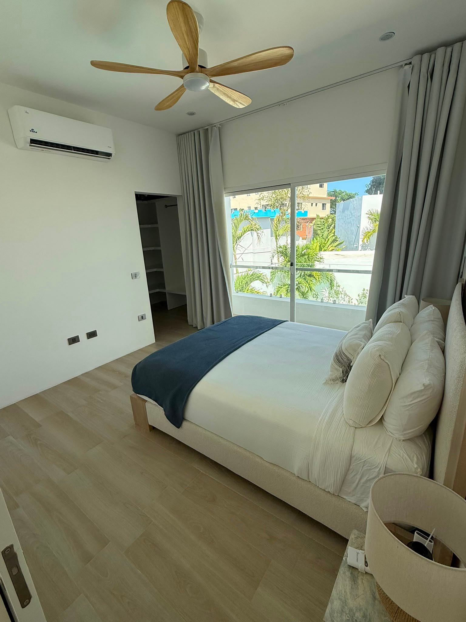 Villa En La Ceiba (10) Dormitorio moderno con cama y gran ventana