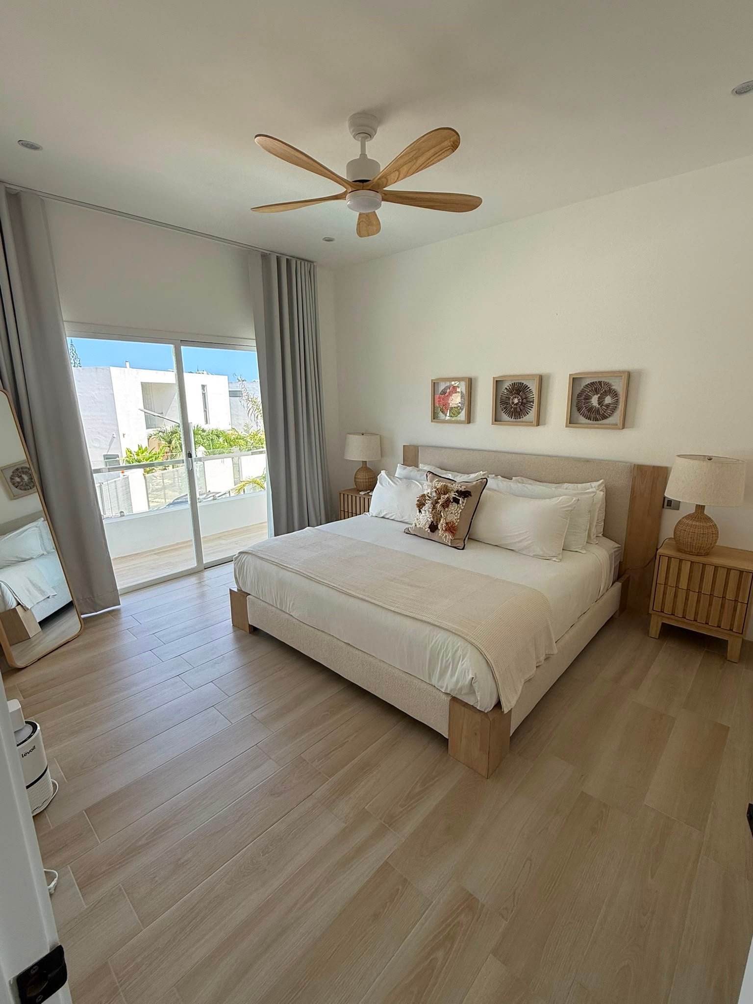Villa En La Ceiba (14) Dormitorio moderno luminoso con cama y ventilador de techo