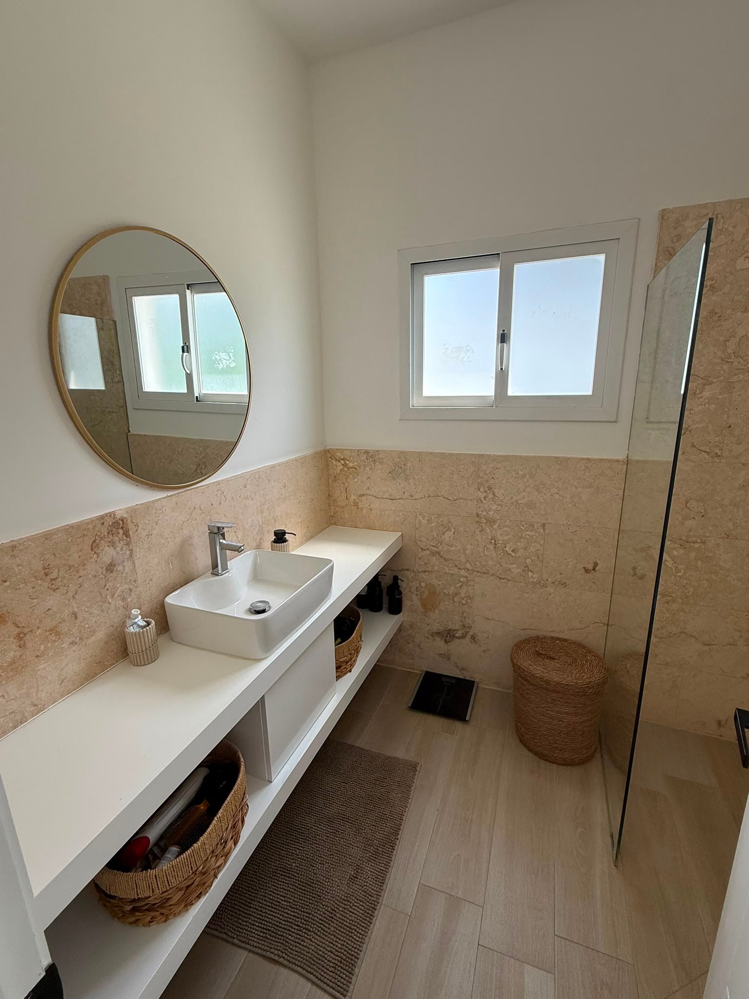 Villa En La Ceiba (15) Baño moderno con lavabo y espejo redondo