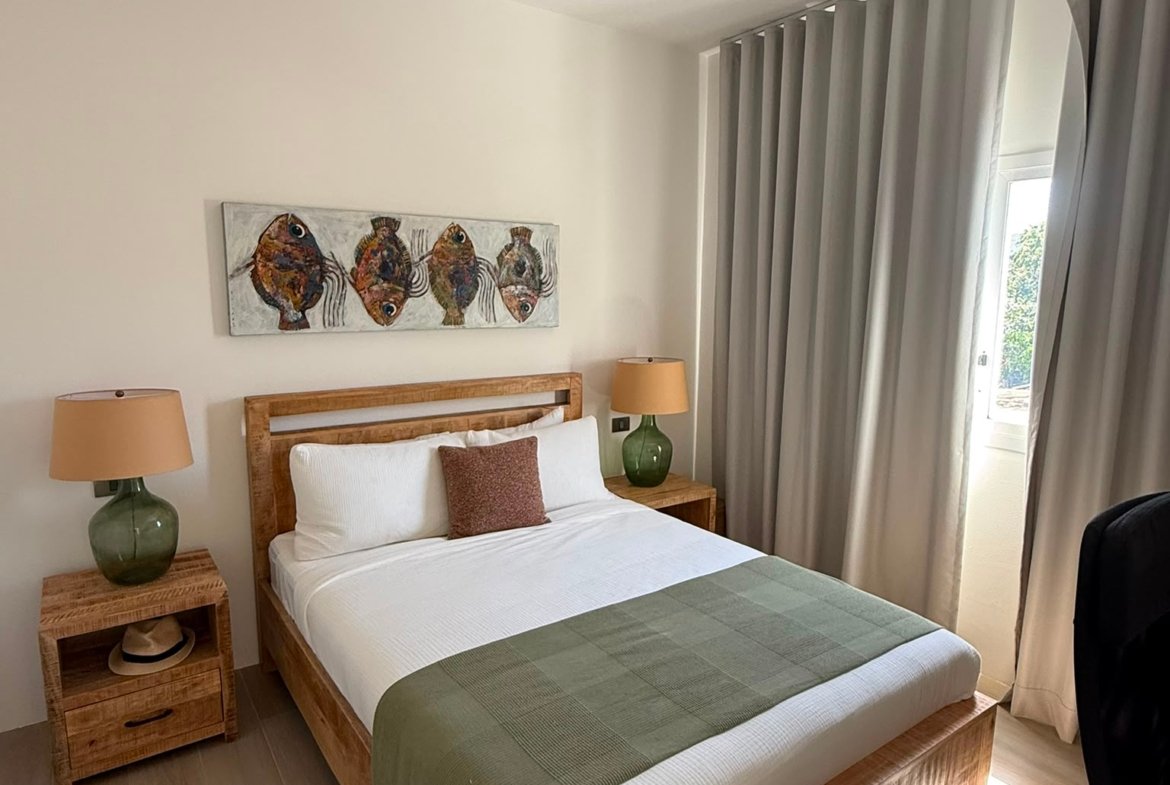 Dormitorio moderno con cama de madera y ventilador